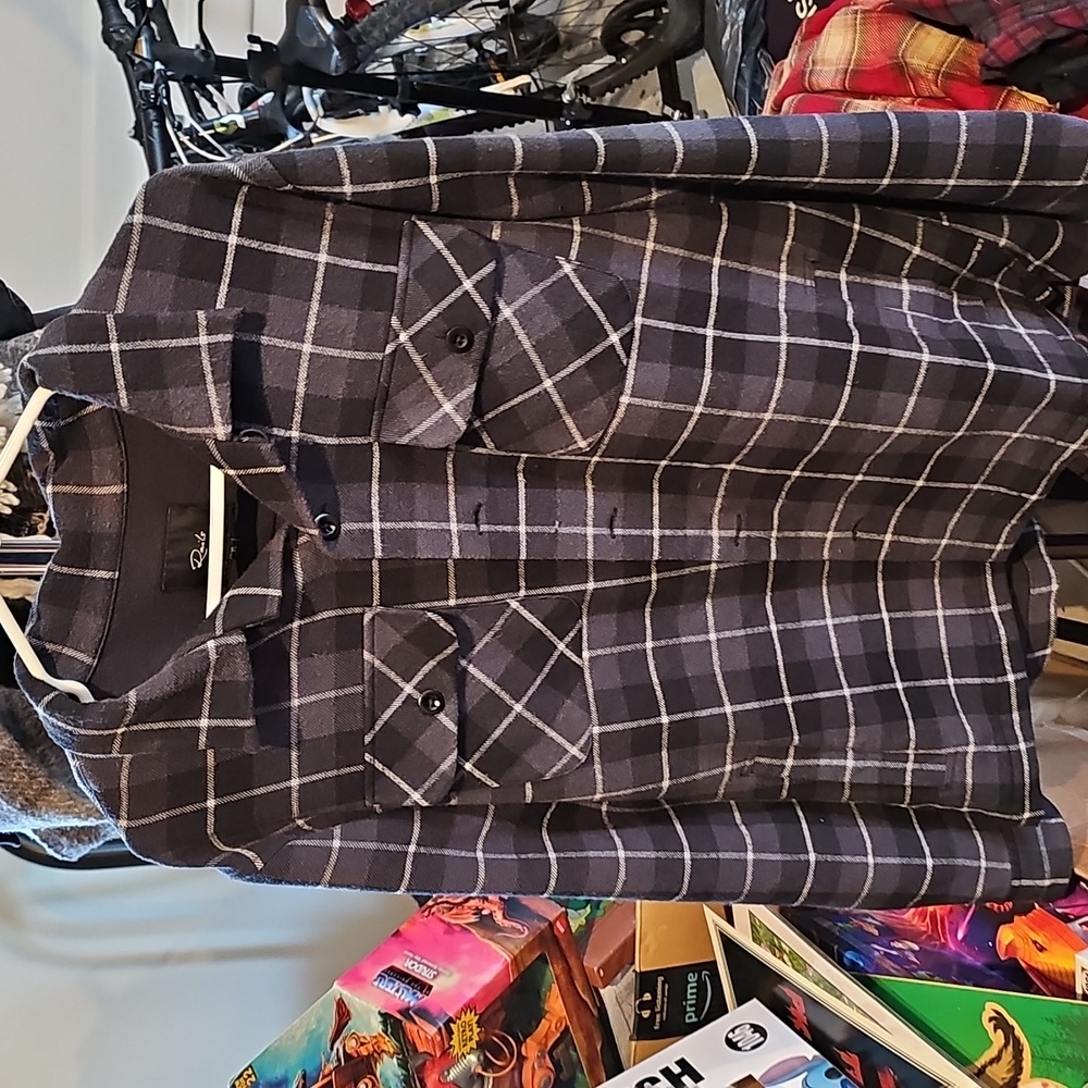 BUNDLE OF 4 FLANNELS! SZ XL AND XXL!